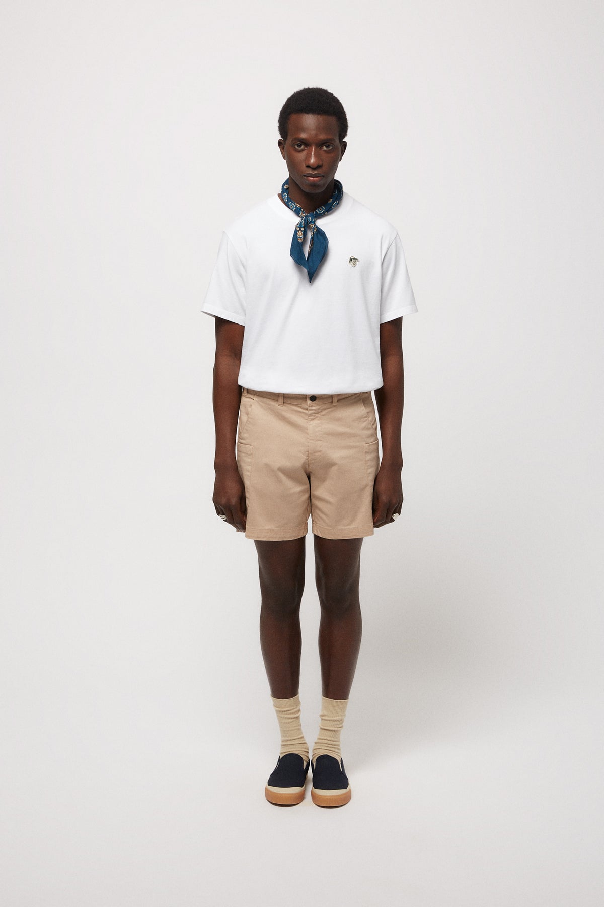EL PANTALÓN CORTO CARGO BEIGE