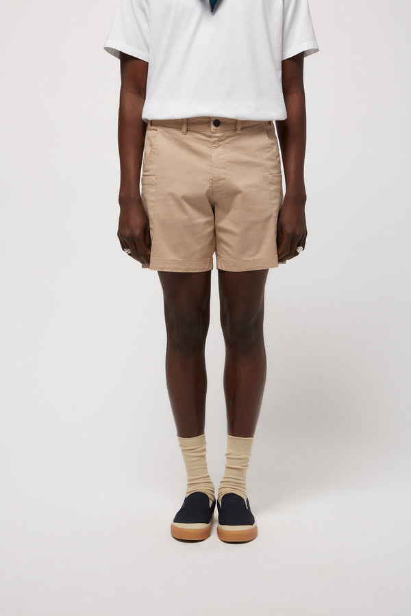 EL PANTALÓN CORTO CARGO BEIGE
