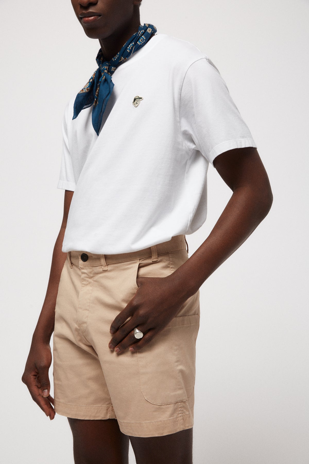 EL PANTALÓN CORTO CARGO BEIGE