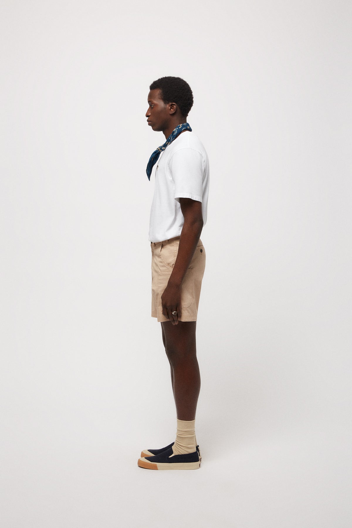 EL PANTALÓN CORTO CARGO BEIGE