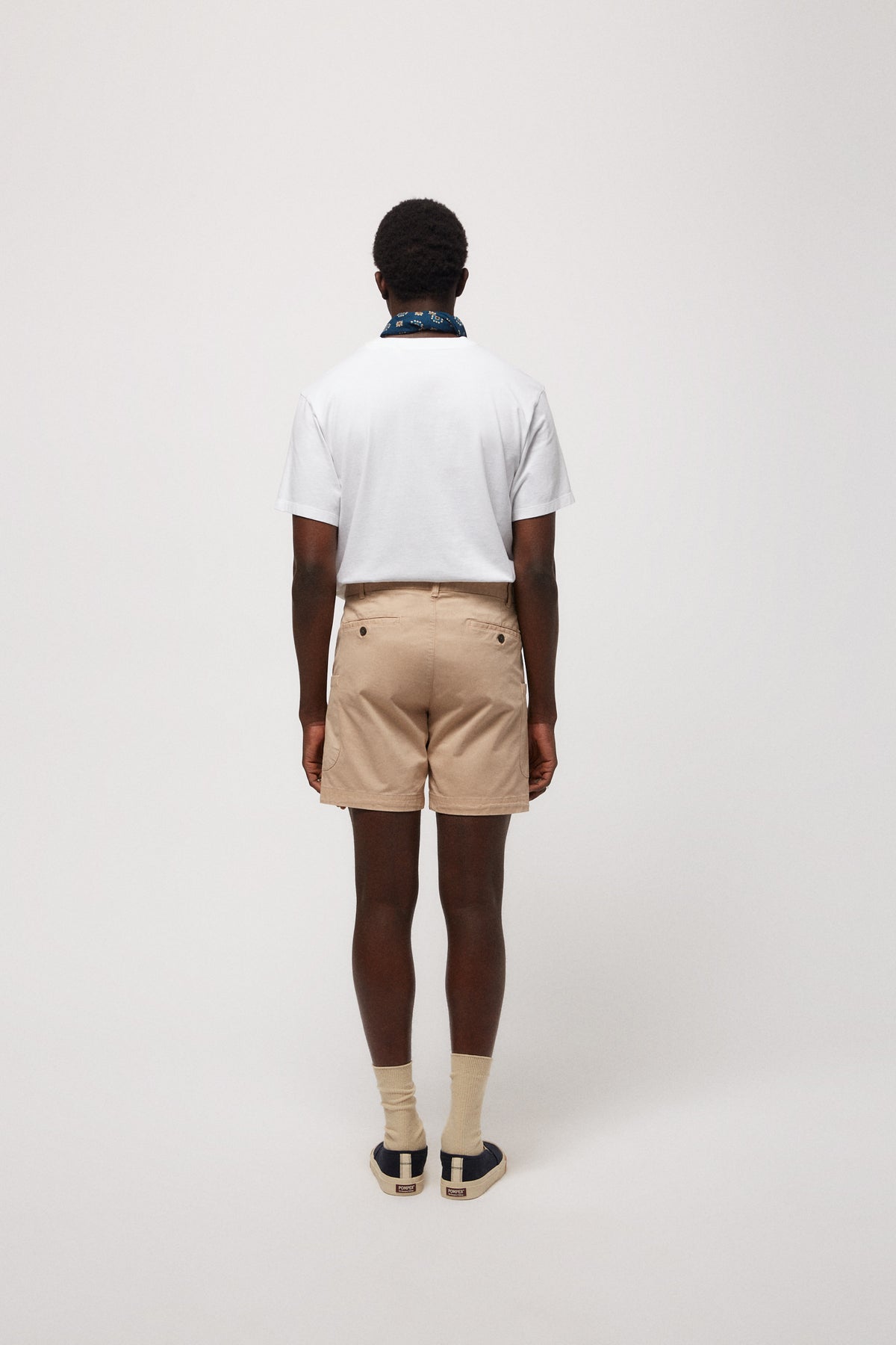EL PANTALÓN CORTO CARGO BEIGE