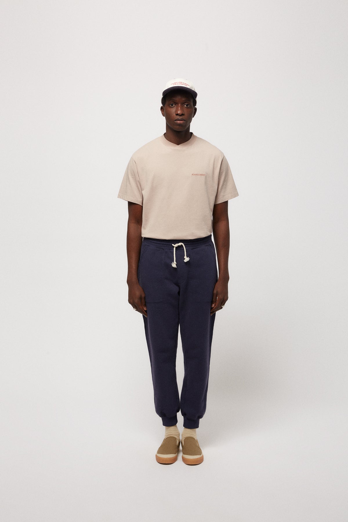 EL PANTALÓN DE SUDADERA AZUL MARINO