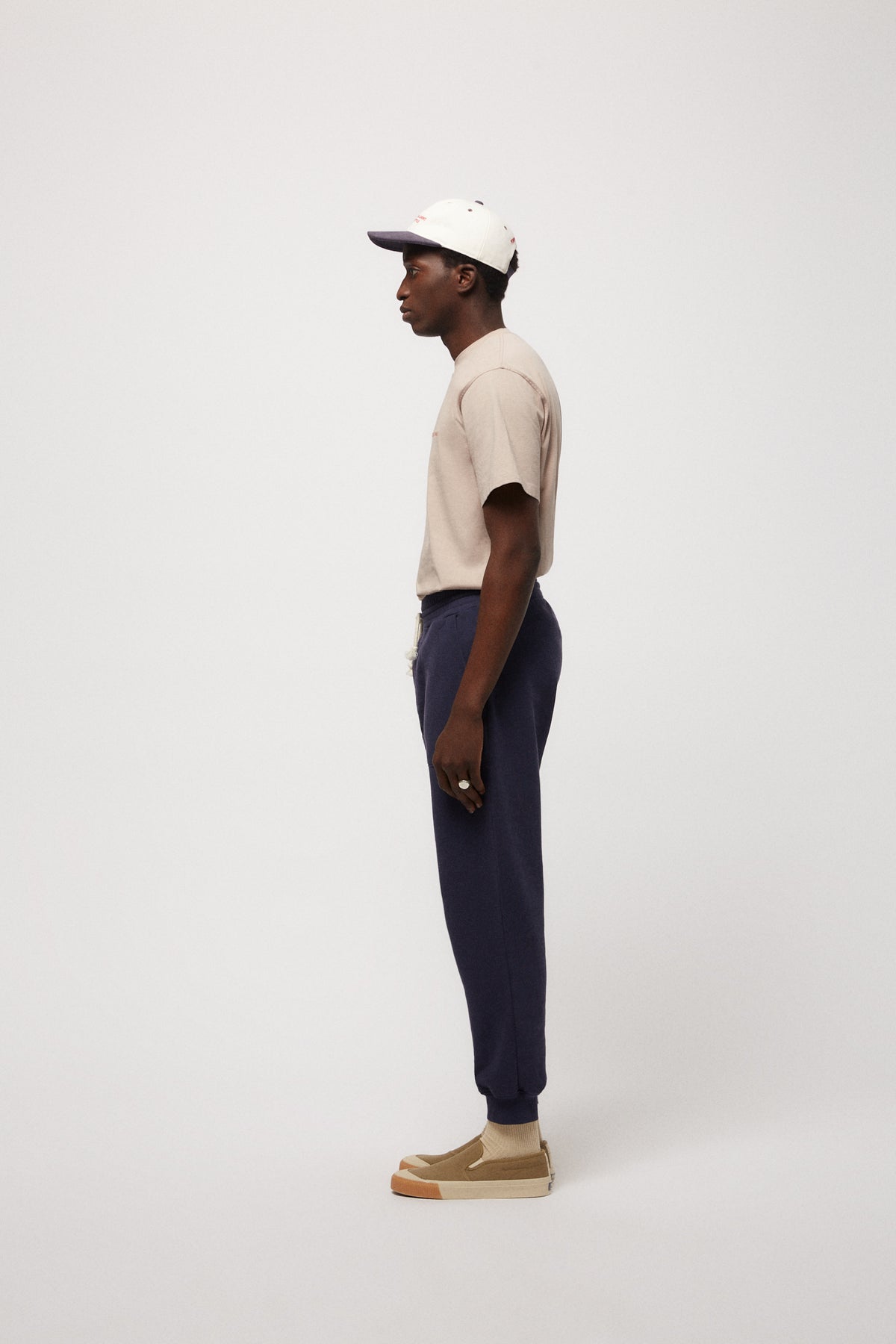EL PANTALÓN DE SUDADERA AZUL MARINO