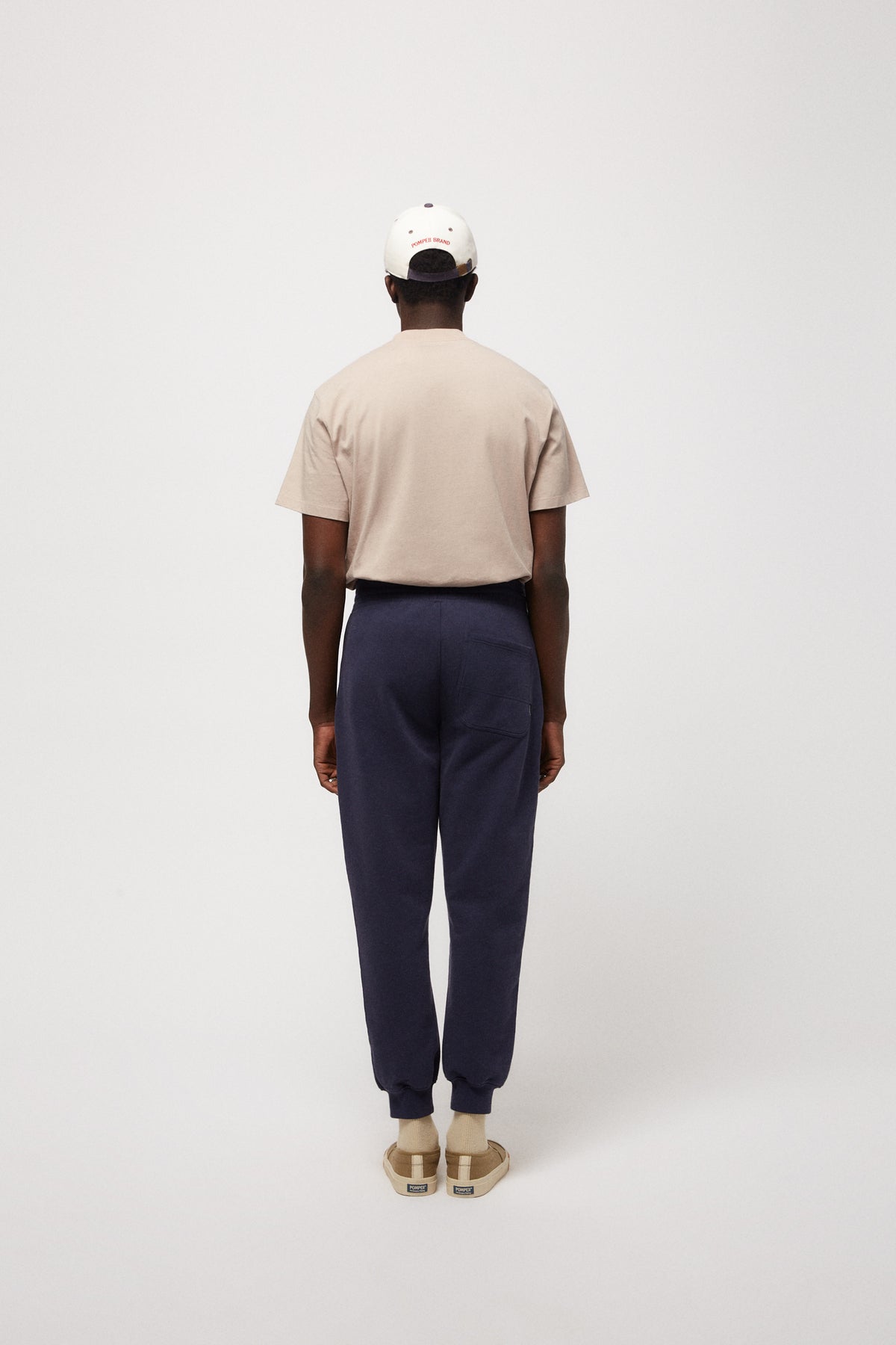 EL PANTALÓN DE SUDADERA AZUL MARINO