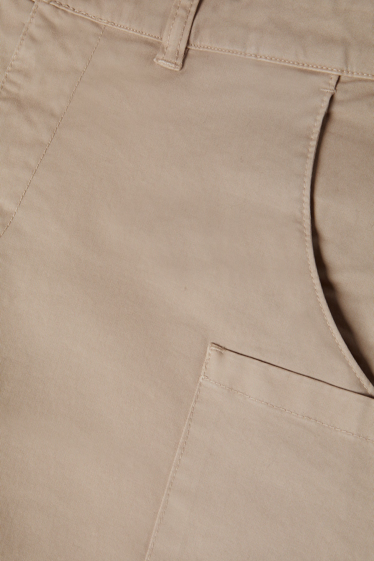 EL PANTALÓN CORTO CARGO BEIGE